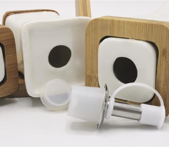 PORCELAIN OIL & PEPPER SET WITH BAMBOO BASE